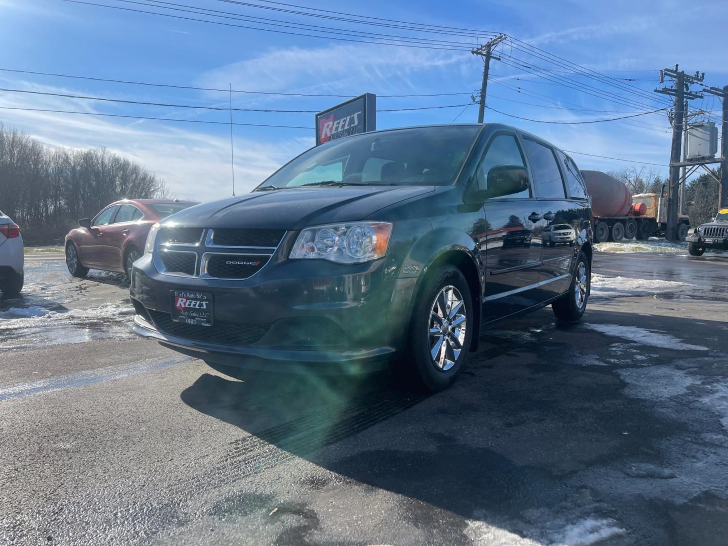 2014 Gray /Black Dodge Grand Caravan SXT (2C4RDGCG9ER) with an 3.6L V6 DOHC 24V FFV engine, 6 Speed Automatic transmission, located at 547 E. Main St., Orwell, OH, 44076, (440) 437-5893, 41.535435, -80.847855 - This 2014 Dodge Grand Caravan SXT is equipped with a rear entertainment system and STOW N GO seating, allowing for easy storage and flexibility. It also features a back-up camera, providing added convenience and safety when parking or reversing. With its versatile seating and entertainment options, - Photo#0